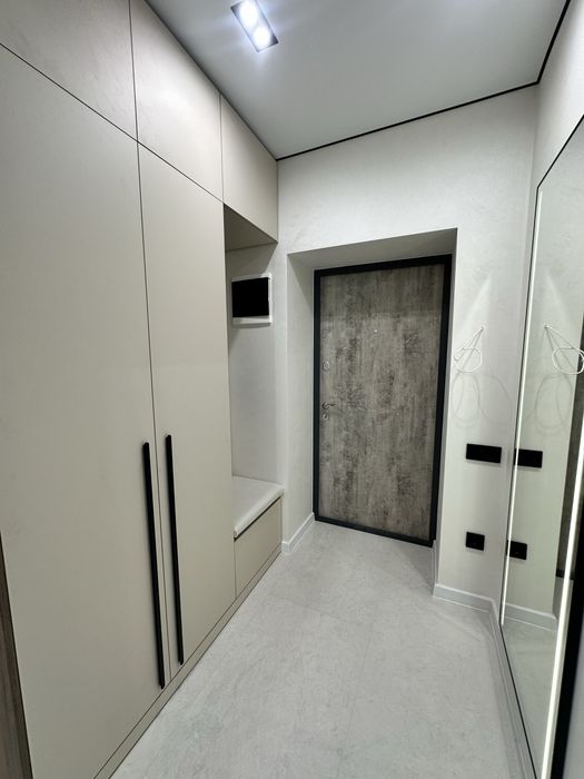 Продаю 2к з кухнею студією біля озера.