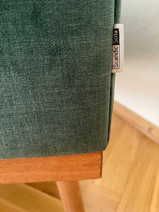 Sofa Klematisar (scandicsofa) 2-os. welur Delux Peacock, drewno bukowe