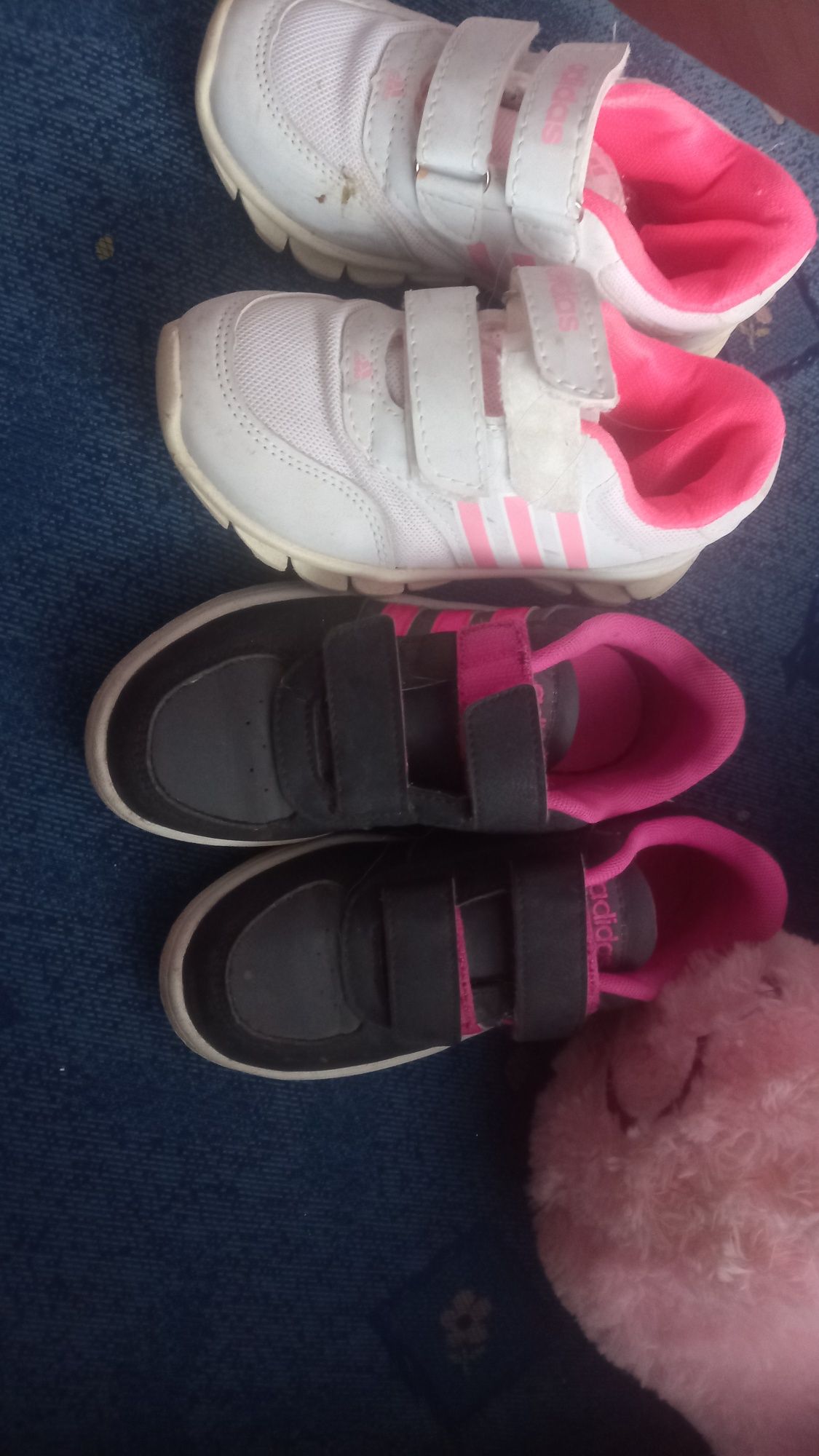 Dwie pary bucików adidas dla dziewczynki