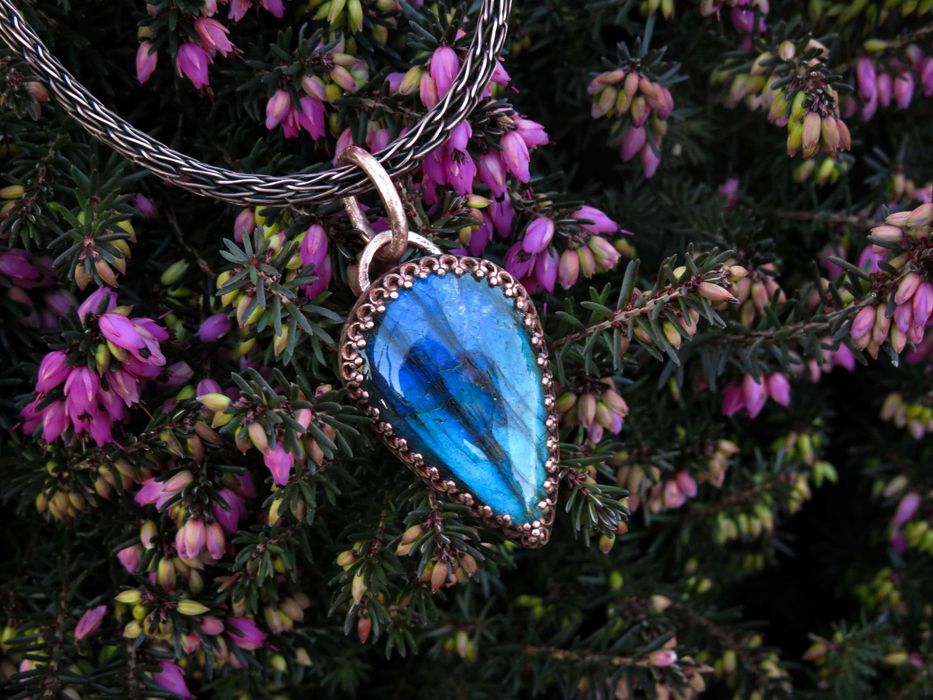 Miedziany wisiorek z niebieskim labradorytem
