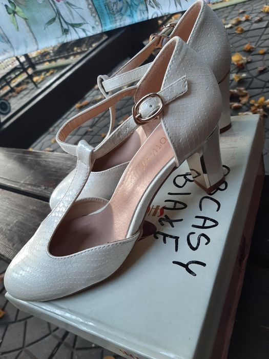 Buty beżowe na obcasie