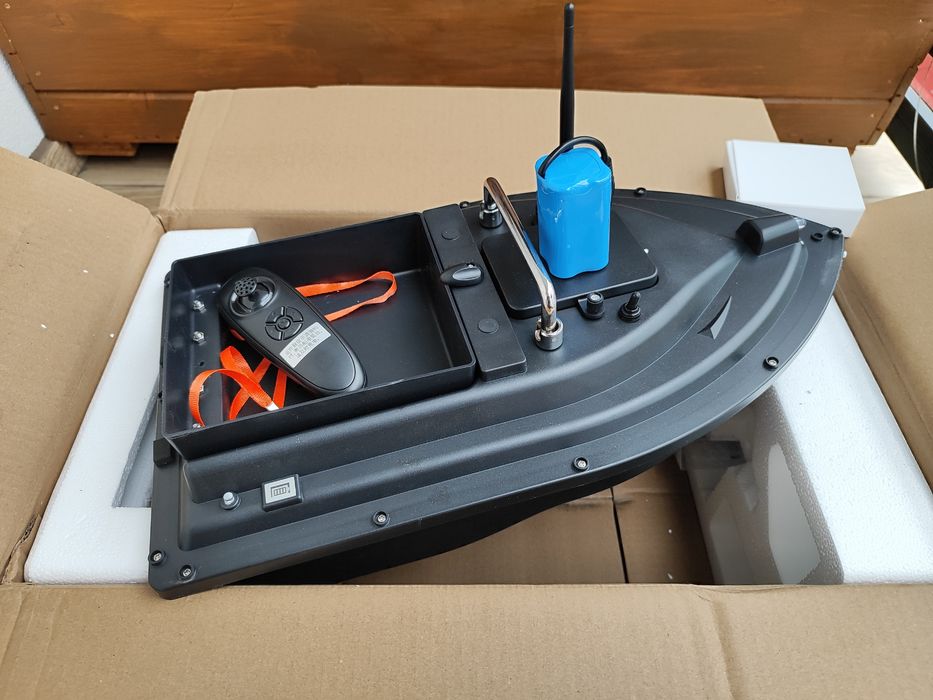 Łódka zanętowa D16 z akumulatorem 2 akumulatory 5600mAh