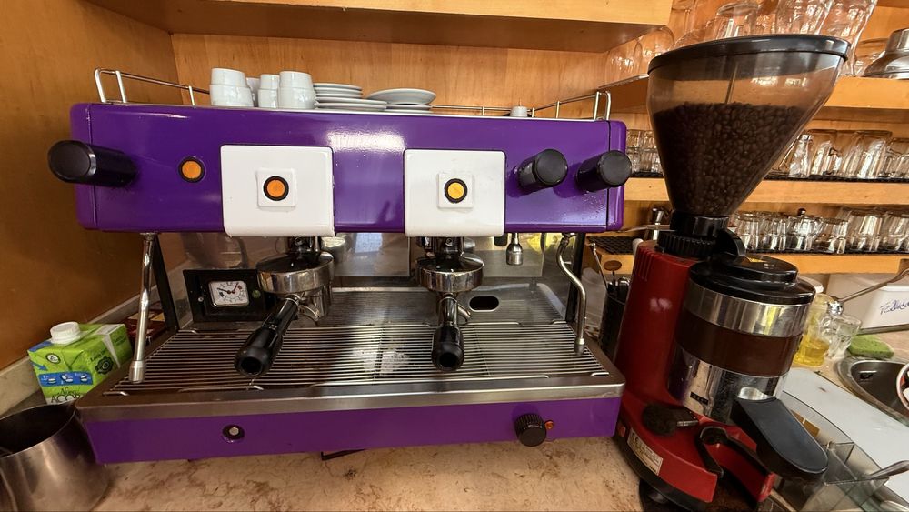 Maquina de cafe e moinho