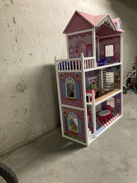 Duży domek dla lalek, w tym auto i barbie