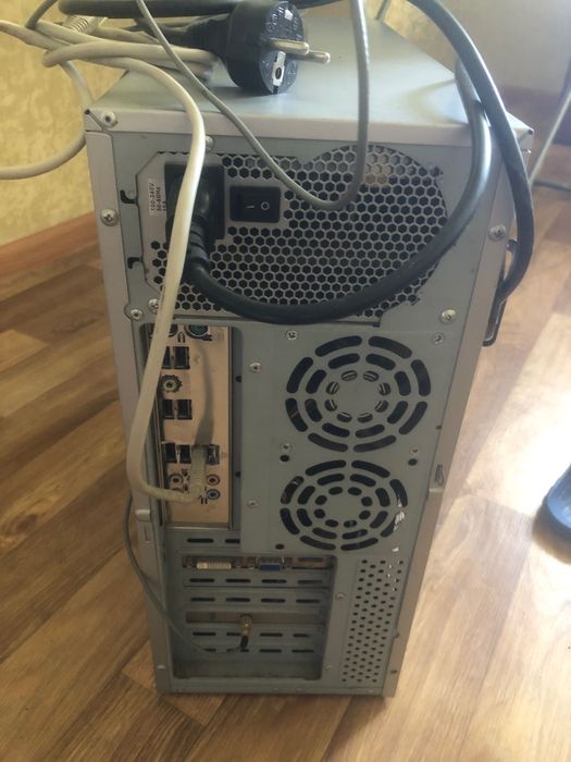 Компьютер  /системный блок/ в рабочем состоянии, на запчасти