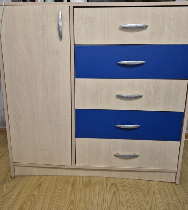 Продаю великий комод.