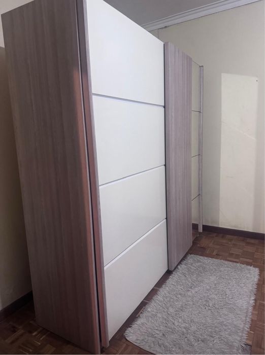 Guarda fatos  portas de correr com espelho, moderno e bom estado