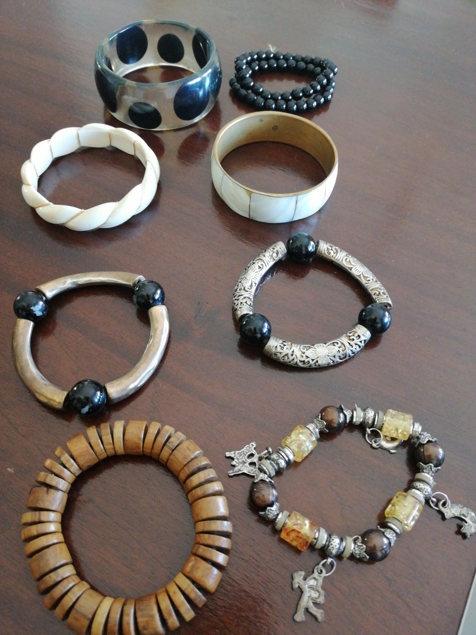 Pulseiras de senhora diversas.