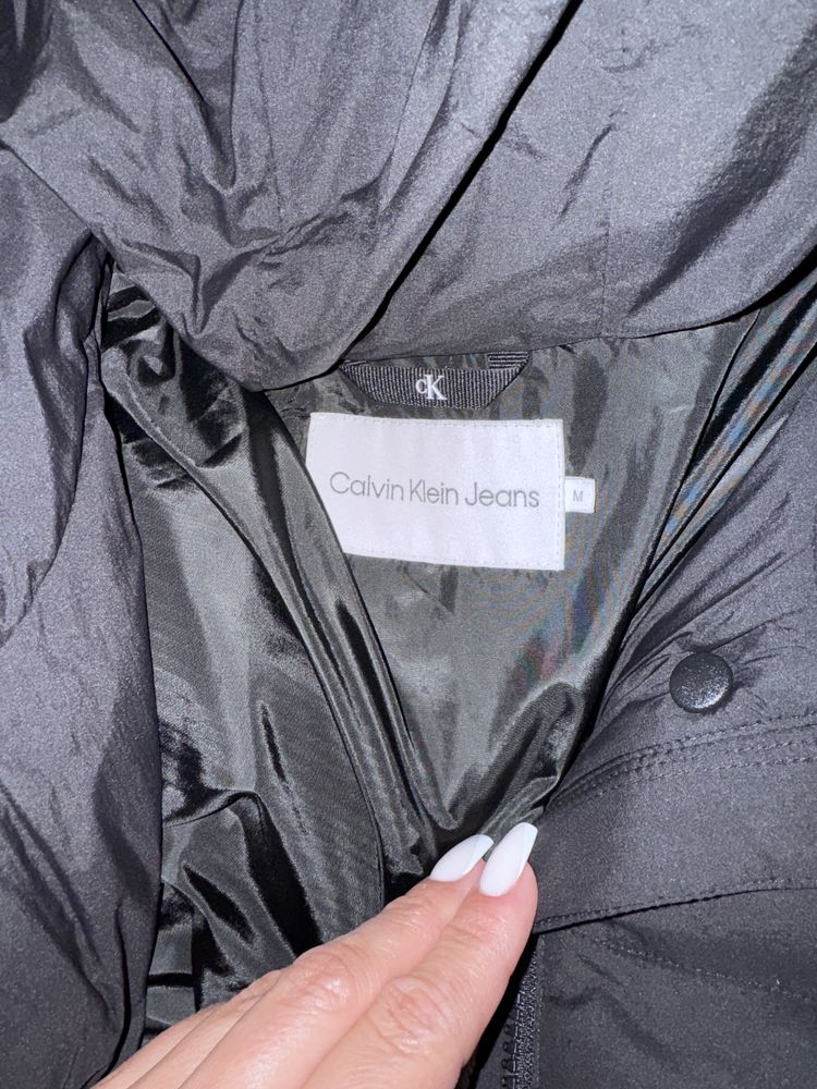 Calvin klein срочно продам пуховик