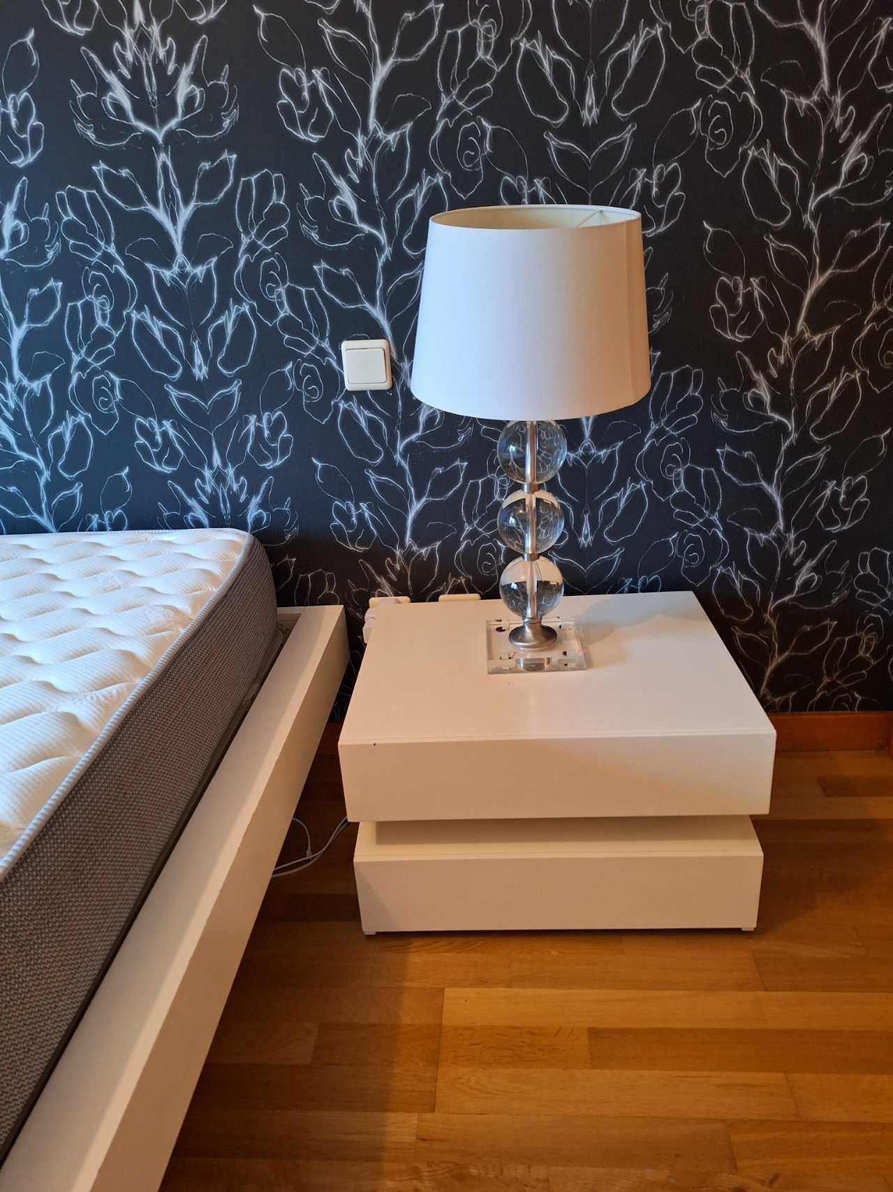 Cama Casal Lacada a Branco + Mesas de Cabeceira + Estrado