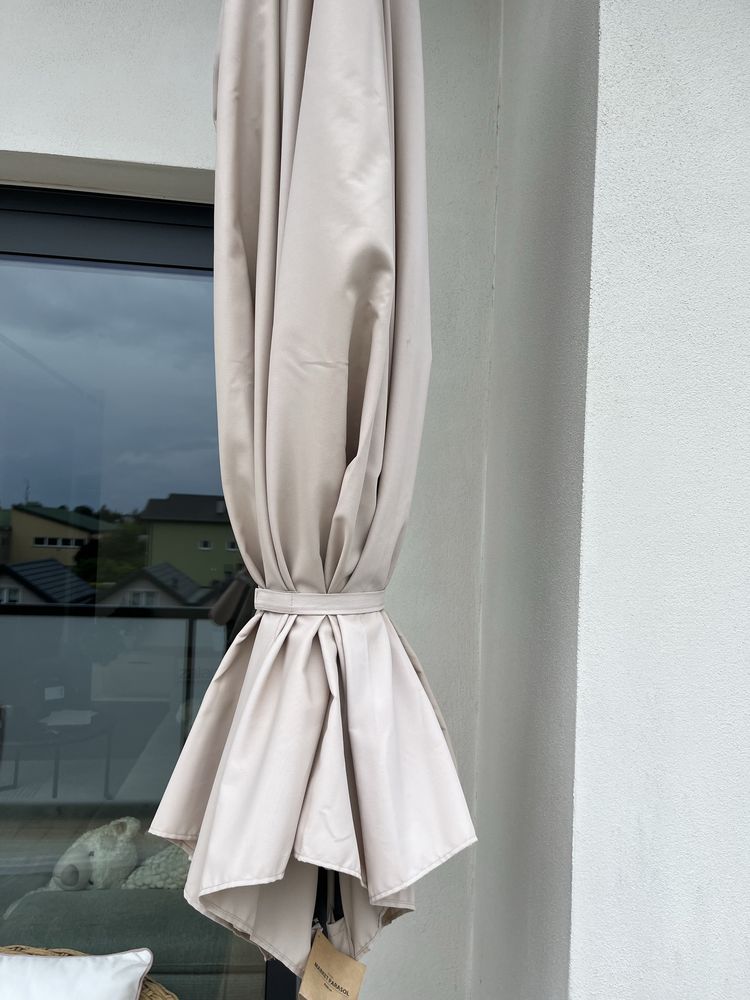 Parasol ogrodowy beżowy 300cm z podstawa firmy jysk