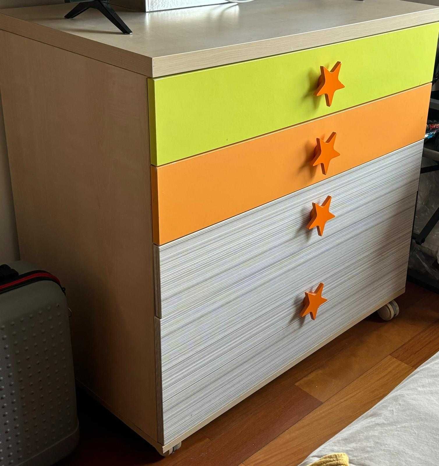 Armário, cómoda e estante colorido com muita arrumação