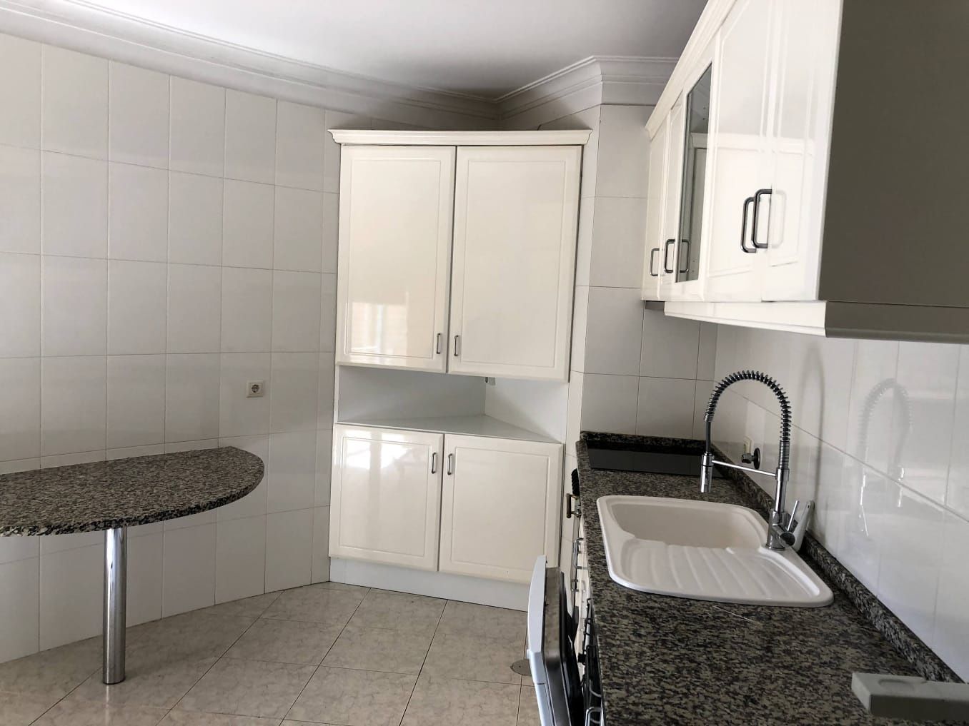 Alugo T1 + 1 boas áreas em Alfena, junto aos correios