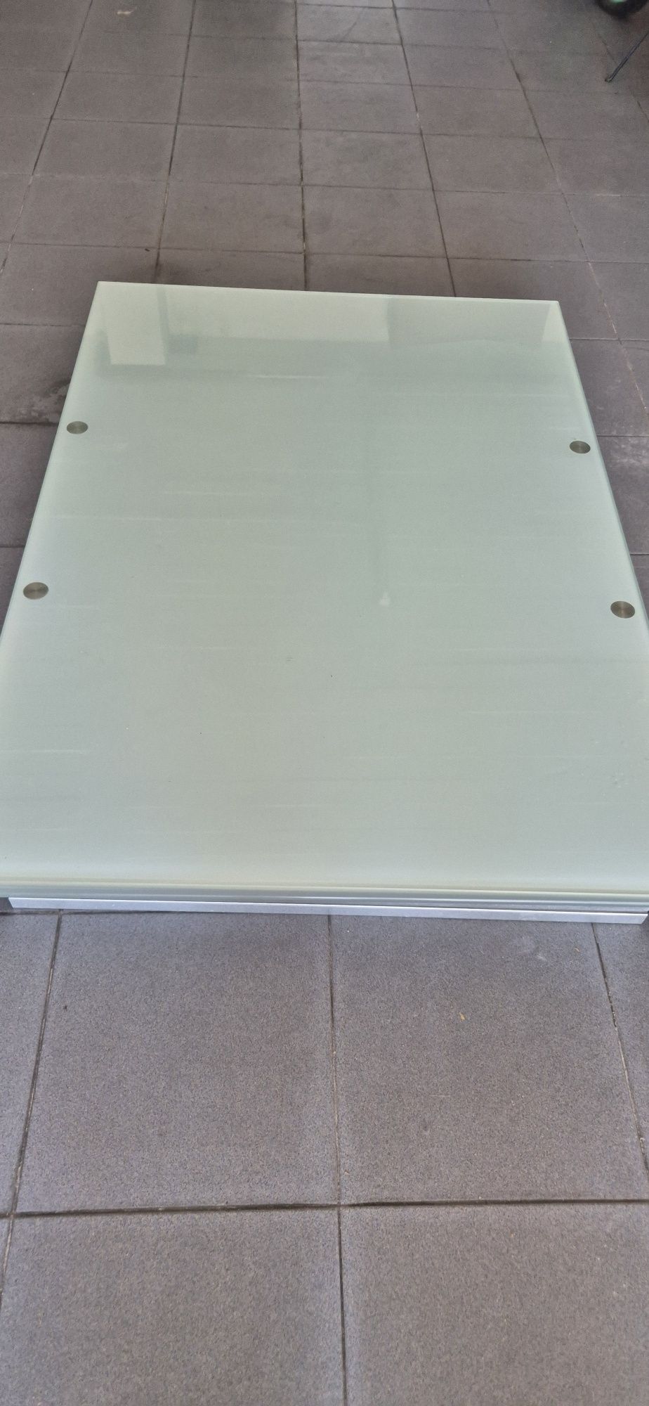 Mesa com tampo de vidro extensível