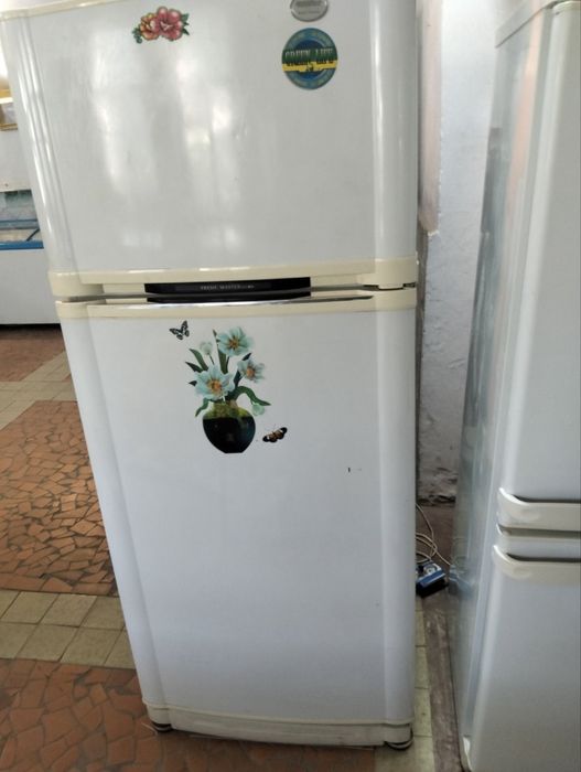 Холодильник з морозильною  камерою