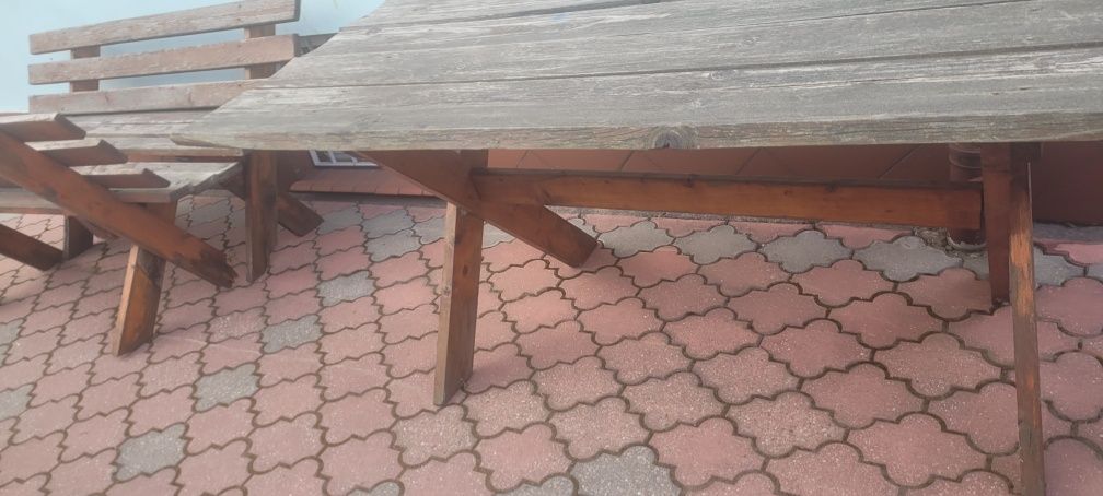 Stół i 2 ławki drewniane.