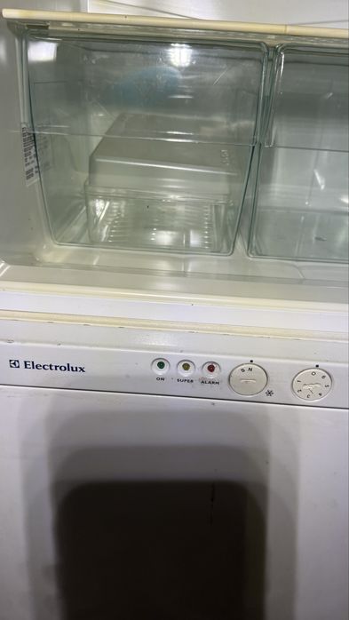 Sprzedam dużą lodówke do zabudowy marki Elektrolux