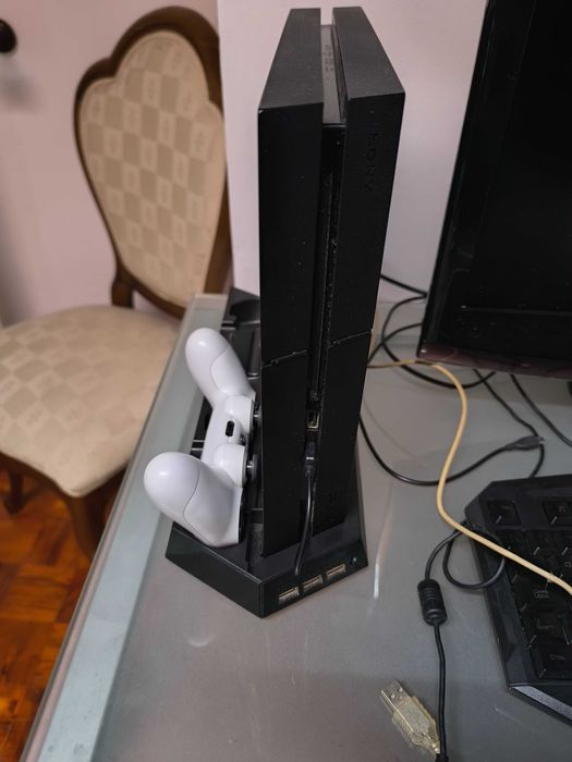 Vendo PS4 de 1 terabite com 1 comando e suport de ps