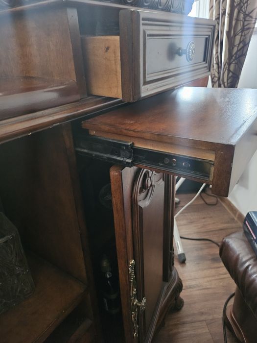 Piękny barek z witryną i hokerami komplet