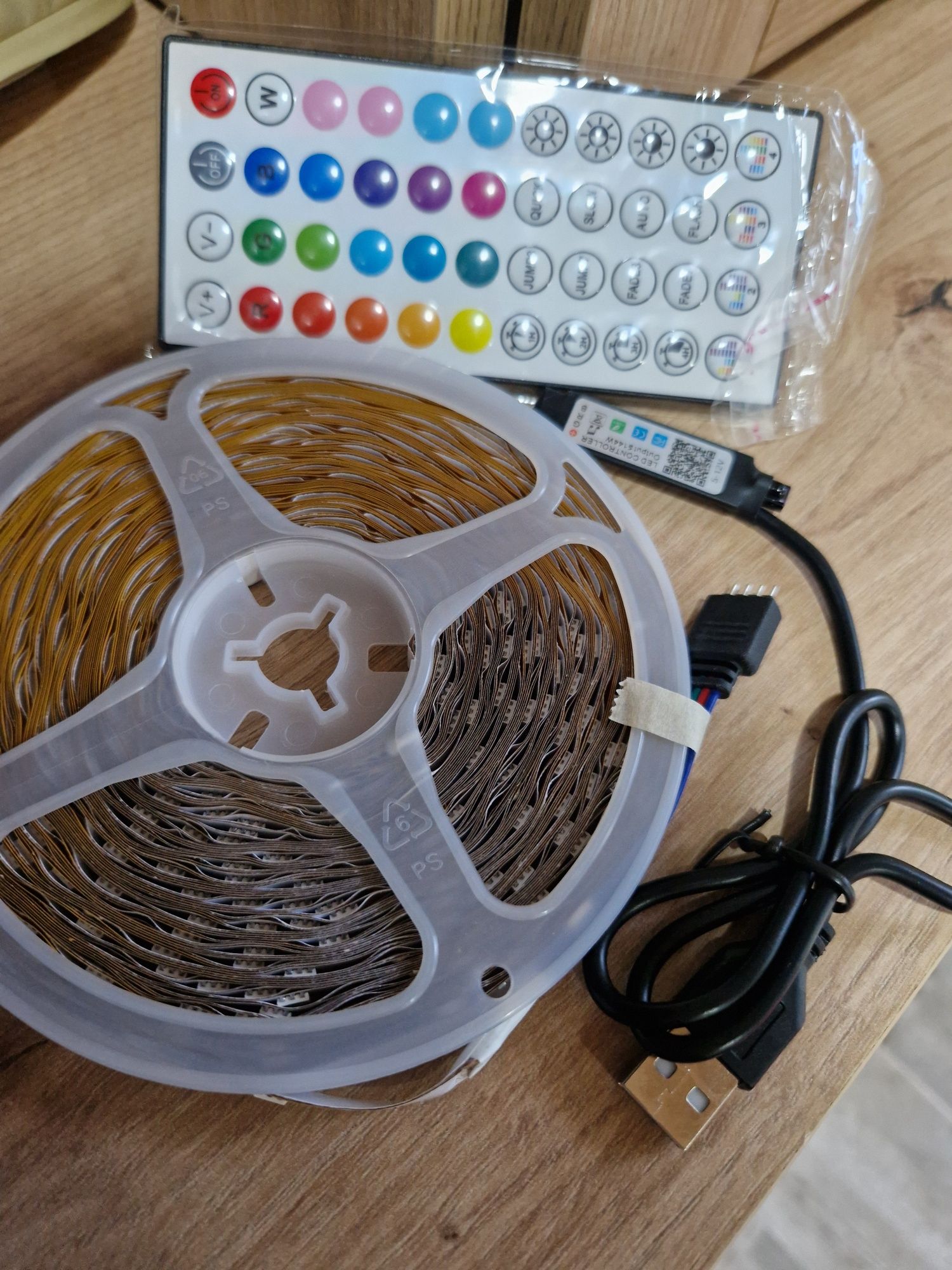 Fita LED com App para telemóvel e comando. Tem 20 metros