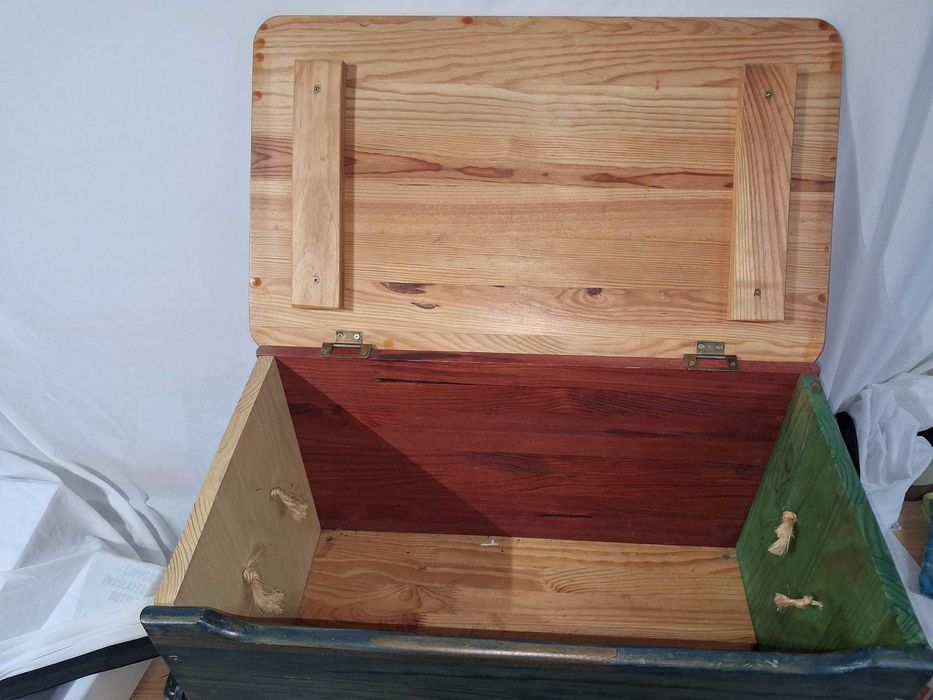 Vendo Bau de Madeira