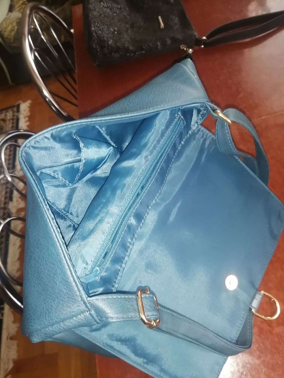 Синя сумка на плече