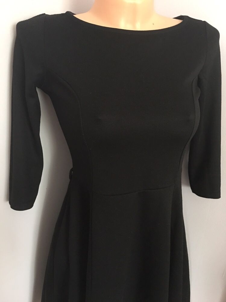Czarna elegancka delikatnie rozkloszowana sukienka s beżowa koszulowa