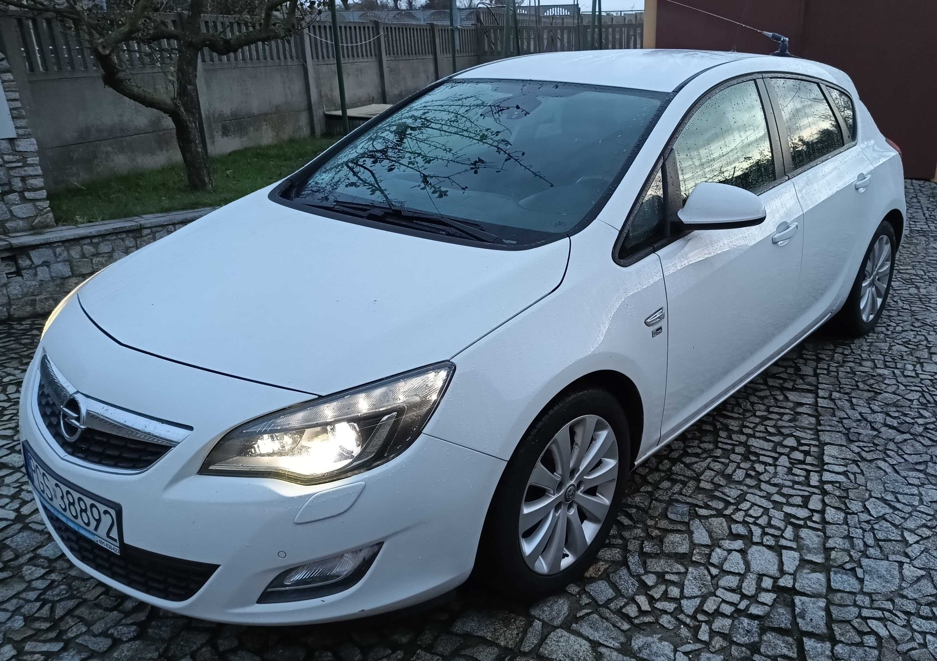 Opel Astra J 1.4T 140 KM 2012r. wersja jubileuszowa 150