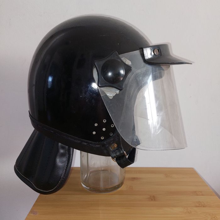 Kask ochronny "SEZAM" - spadochronowy wz.65 z elementami ZOMO PSP