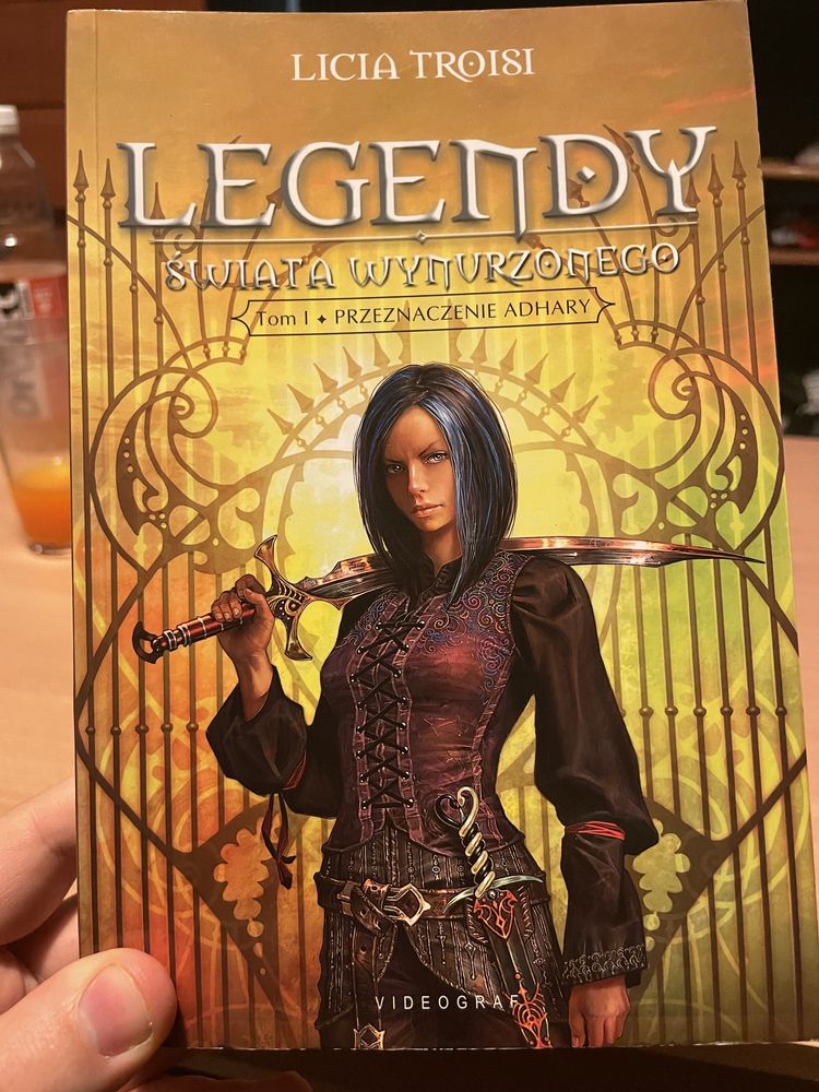Legendy Świata Wynurzonego tom 1 - Przeznaczenie Adhary - Licia Troisi