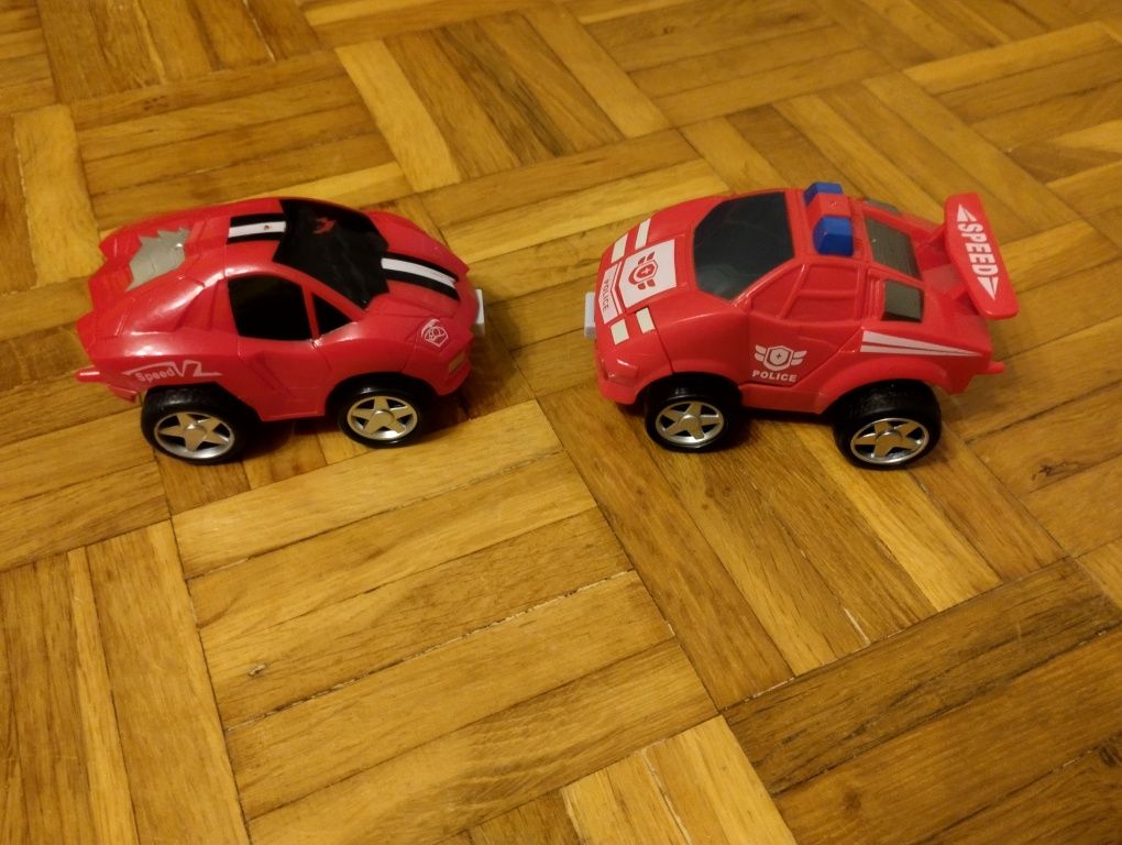 Dwa auta roboty czerwone