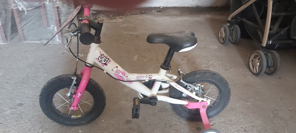 Vendo vicicleta  pequenina  é tao pequenina como minha filha