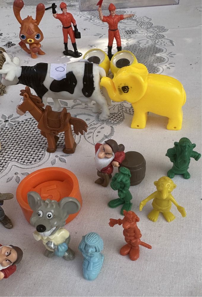 Коллекция игрушечных фигурок