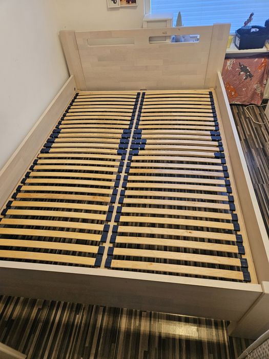 Łóżko ze stelażem