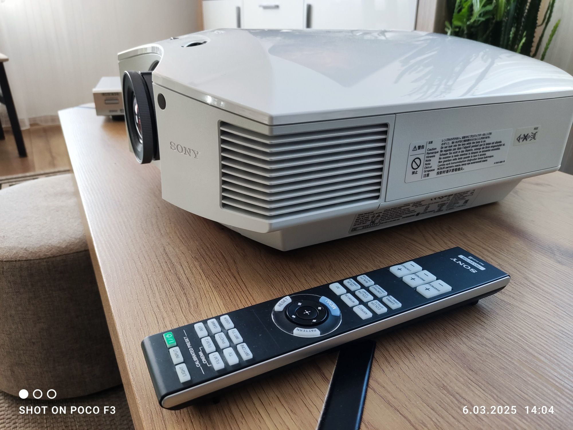 Projektor Sony VLP-HW65, ekran ramowy Adeo Plano Velvet 122 cale