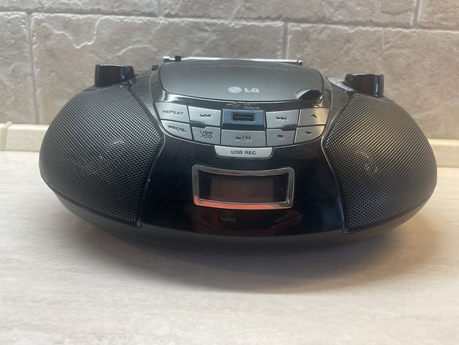 Портативний CD-радіо-бумбокс
