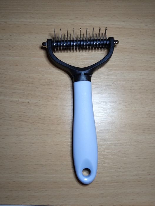 Щітка для вичісування шерсті
