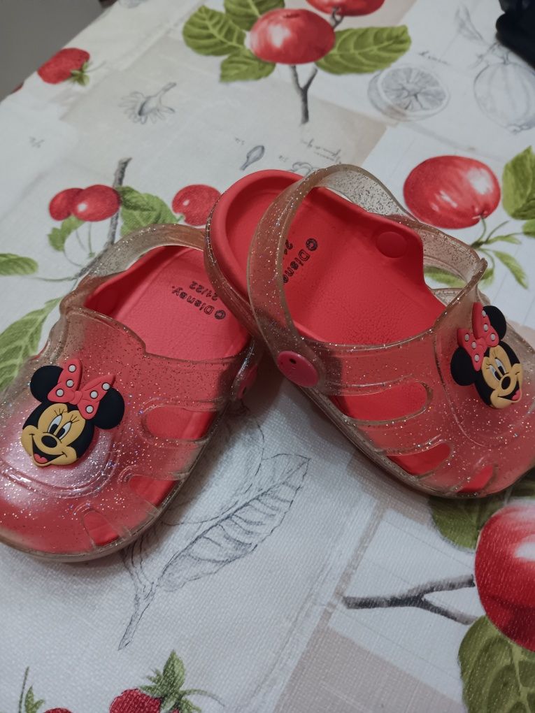 Crocs / Chinelos Brilhantes da Minie