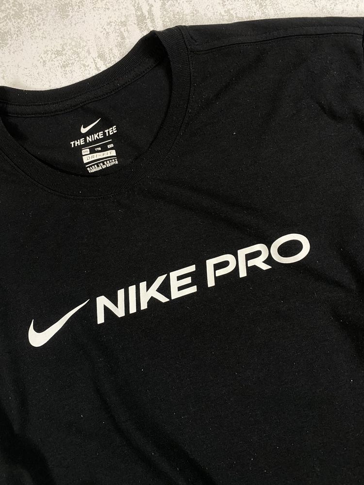 Чорна футболка Nike Pro з білим написом – для професійних тренувань