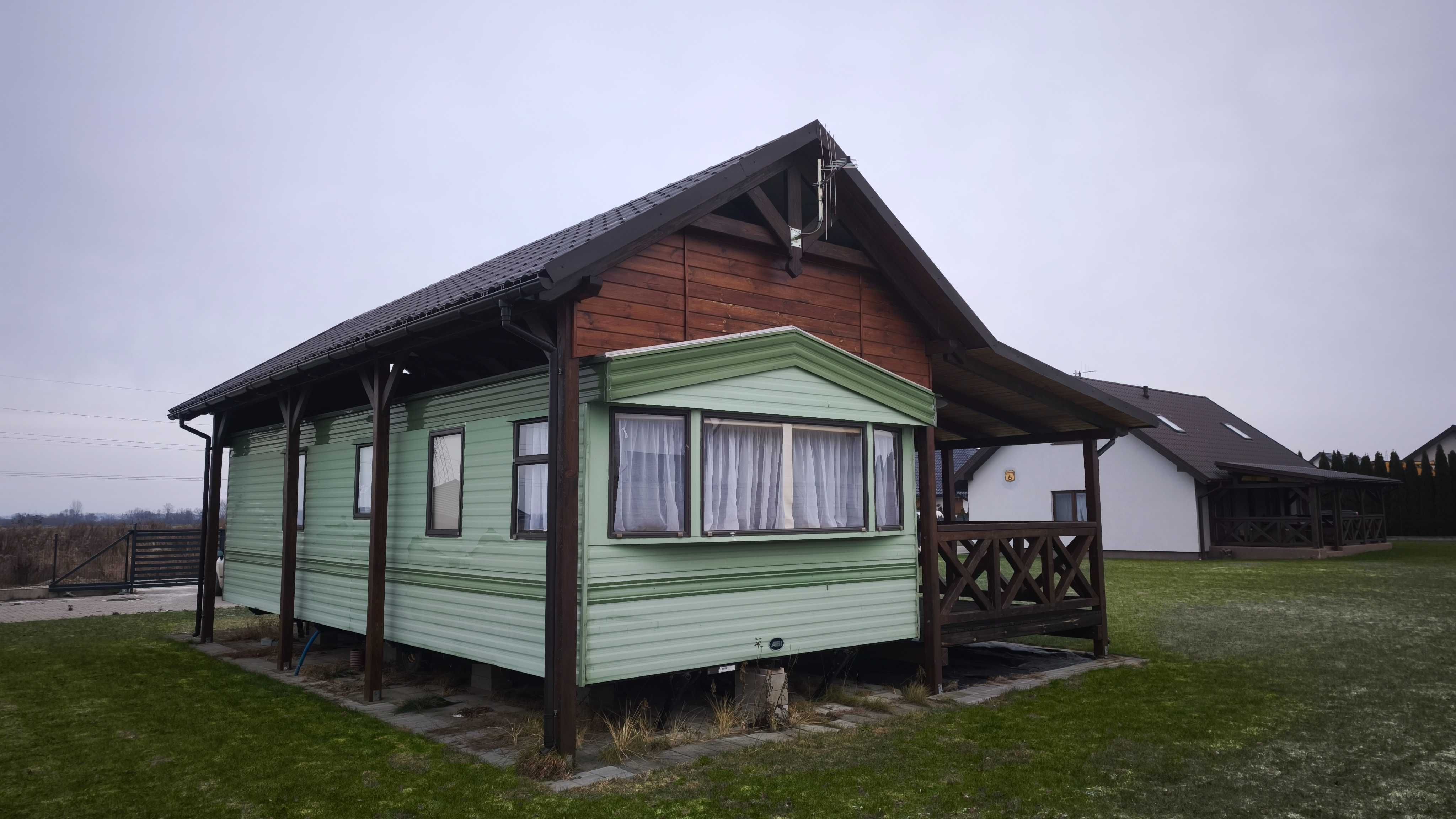 Domek holenderski z zadaszeniem i tarasem