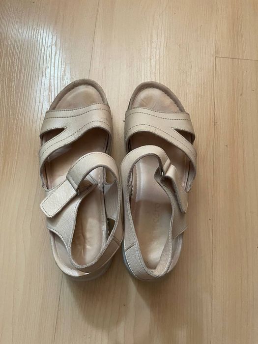 Сандалі шкіряні жіночі