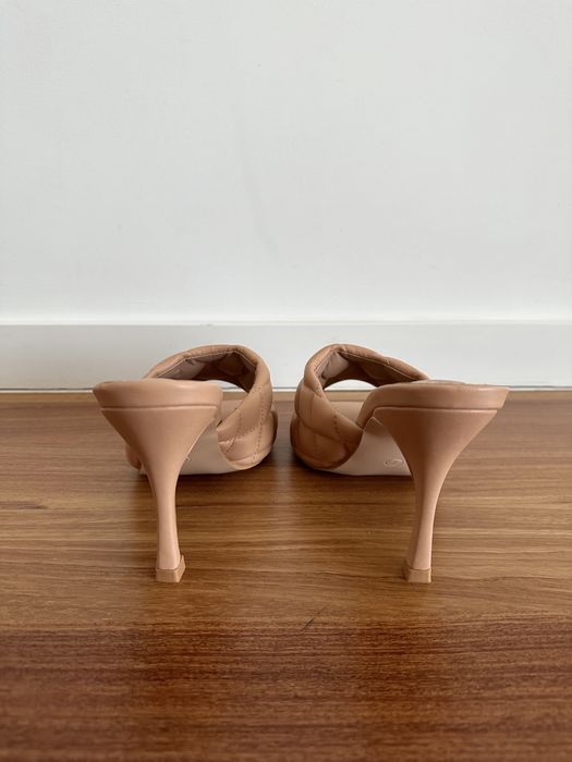 Sandálias beges Public Desire