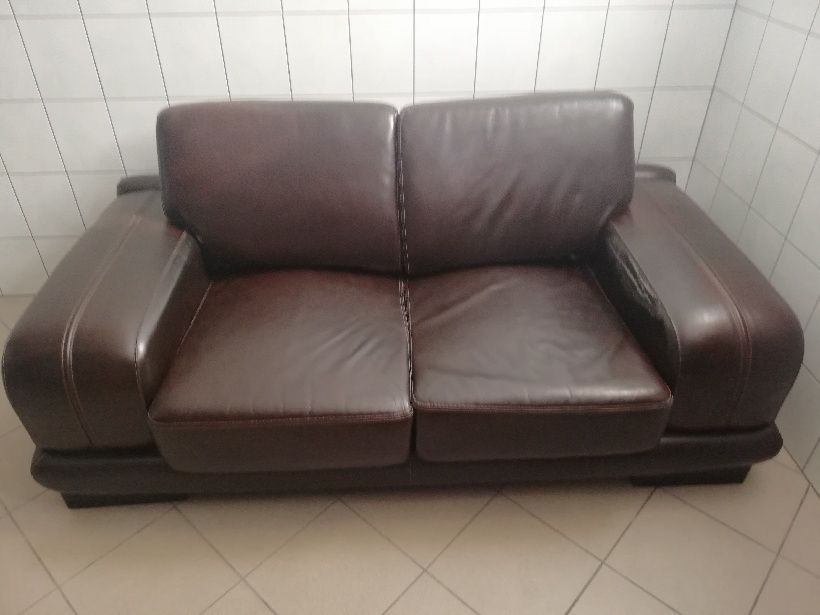 Sofa skórzana w kolorze brązowym.