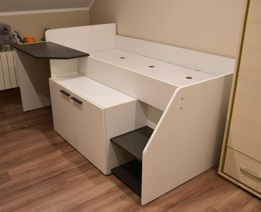 Łózko 90 cm z biurkiem i szafką