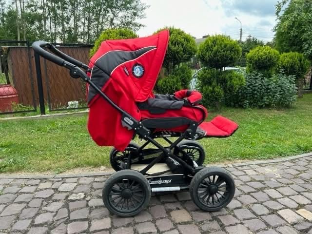 Wózek dziecięcy - czerwony, wygodny, gotowy na spacery