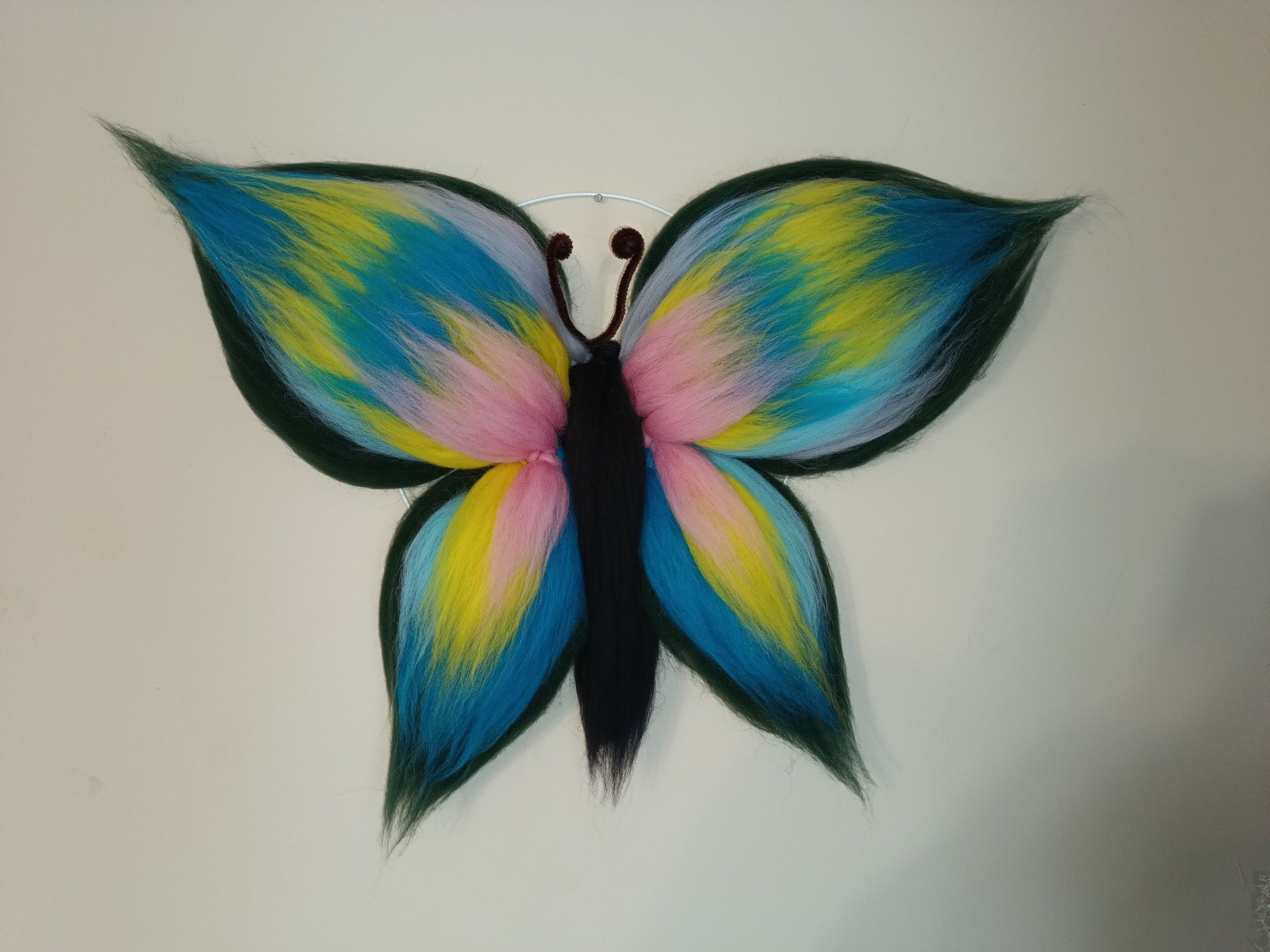 Motyl z wełny czesankowej