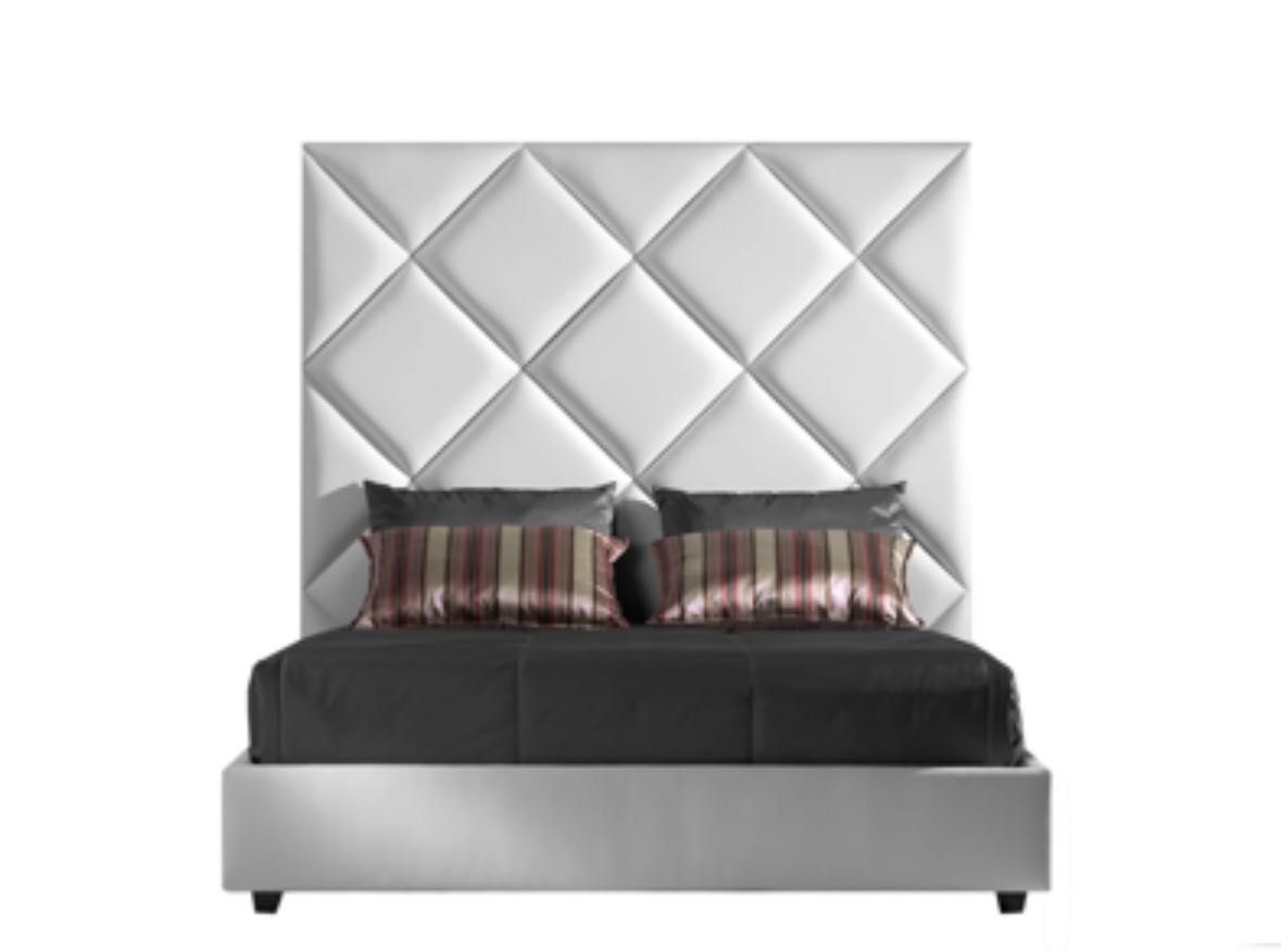 Cama de casal com cabeceira alta