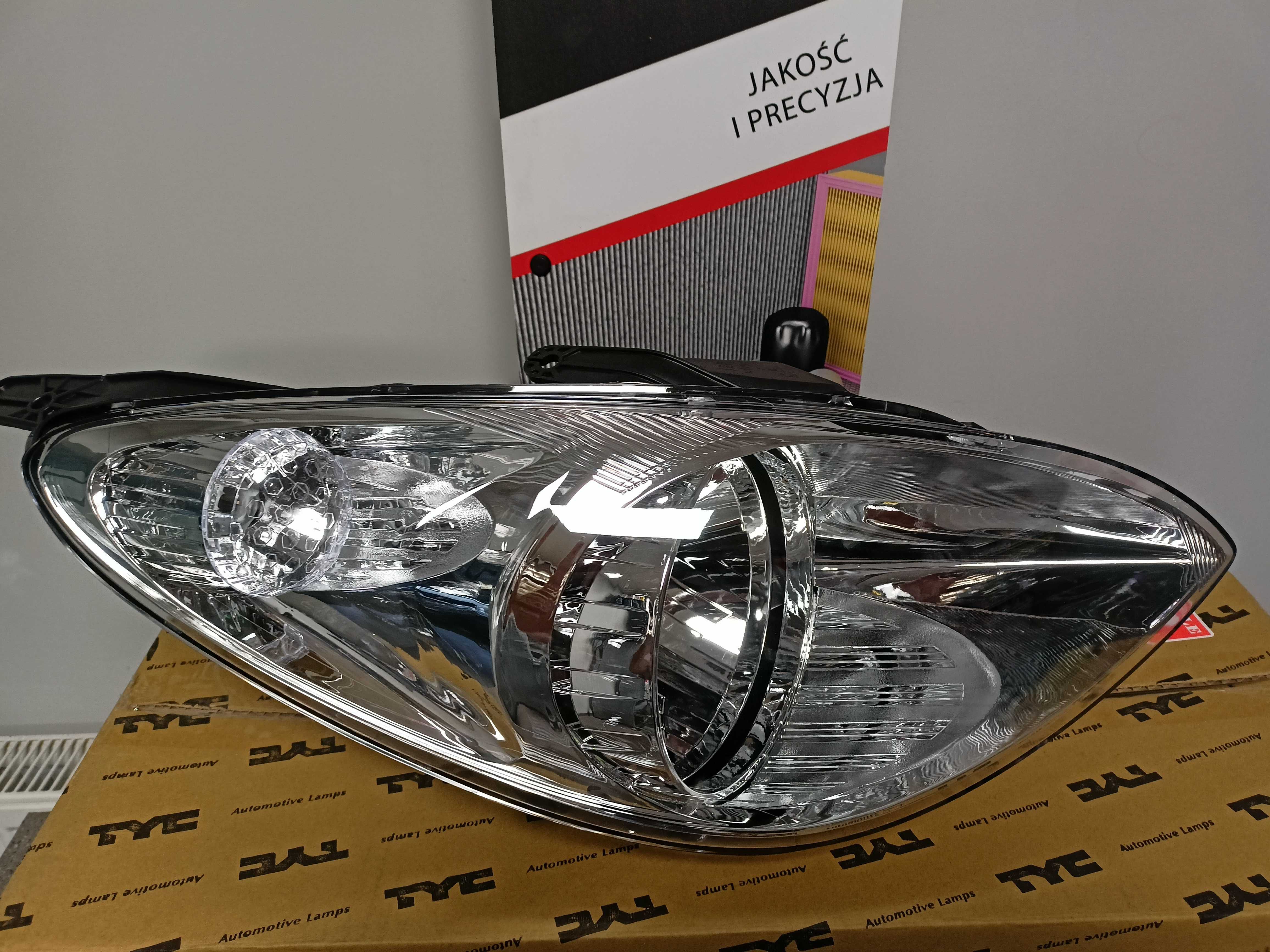 Hyundai I20 08.08-02.12 Reflektor/Lampa prawy H4/ kpl. h4 GRATIS