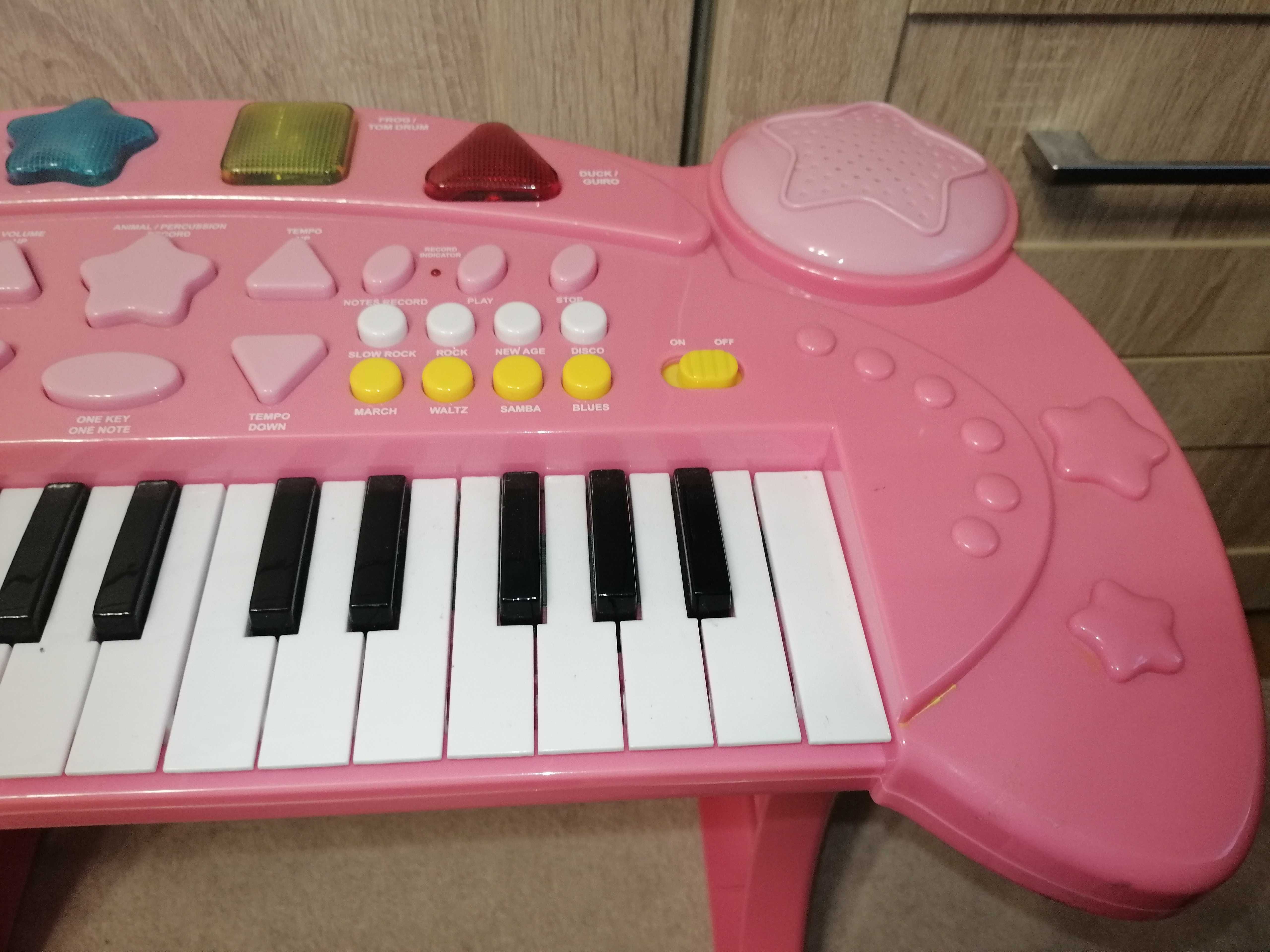 Różowe pianinko na nóżkach, gra