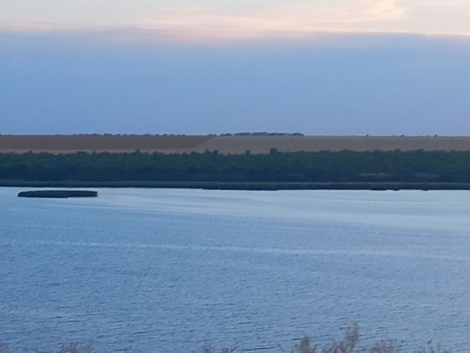 Домоволодіння понад річкою, на ділянці з чудовими краєвидами